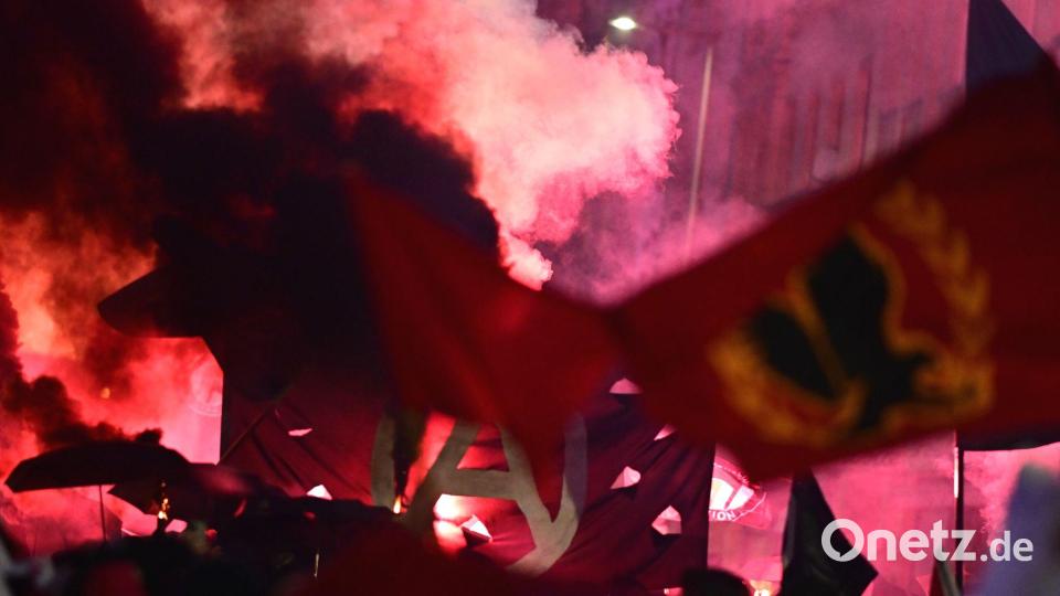 Am Ende der großen linken Demonstration am Abend des 1. Mai in Berlin-Kreuzberg kam es noch zu einigen kleineren Angriffen auf Polizisten. Bild: Fabian Sommer/dpa