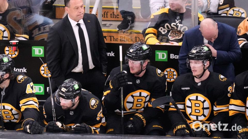 Für Bostons Trainer Marco Sturm endet die erste NHL-Saison in der ersten Playoff-Runde. Bild: Charles Krupa/AP/dpa