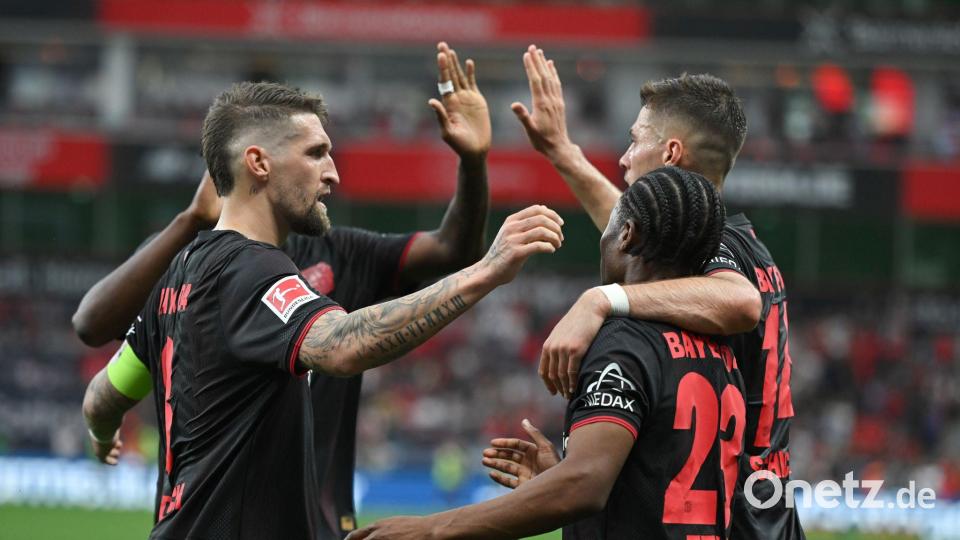 Bayer Leverkusen bejubelte gegen RB Leipzig einen wichtigen Sieg im Kampf um die Champions-League-Teilnahme. Bild: Fabian Strauch/dpa
