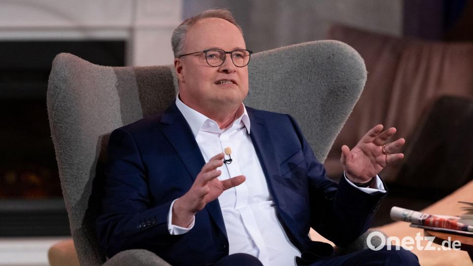 Oliver Welke hat für einen Witz über die Fans von Howard Carpendale Kritik bekommen, auch vom Schlagersänger selbst. (Archivbild) Bild: Sven Hoppe/dpa