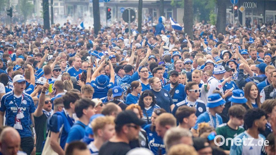 Schalke-Fanmarsch zum Stadion Bild: Benjamin Westhoff/dpa