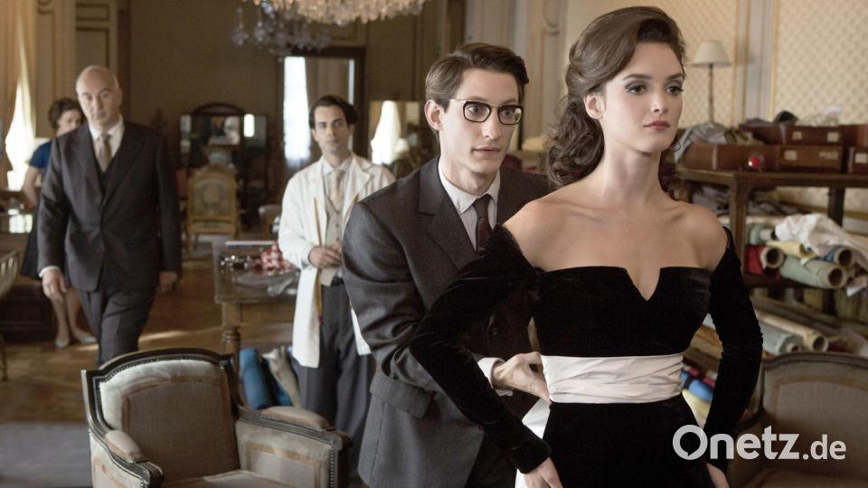 In „Yves Saint Laurent“ widmet sich Regisseur Jalil Lespert der frühen Karriere des berühmten Modeschöpfers und seiner engen Beziehung zu Pierre Bergé. (Archivbild) Bild: picture alliance / dpa