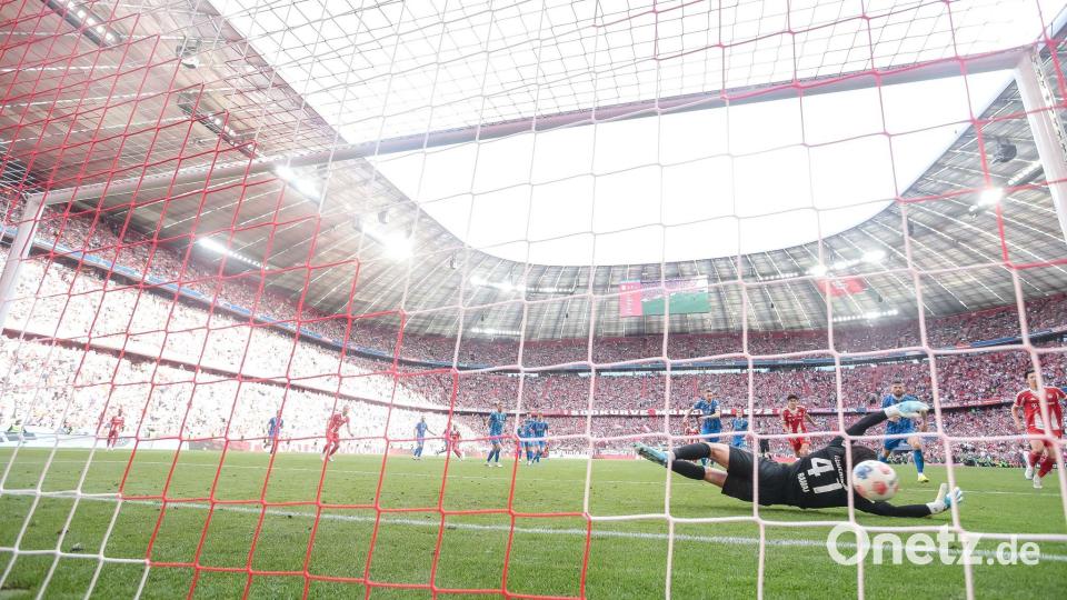 Heidenheims Schockmoment: Der Schuss von Bayern-Star Michael Olise prallt vom Pfosten an den Rücken von Torwart Diant Ramaj und kullert über die Linie. Bild: Harry Langer/dpa