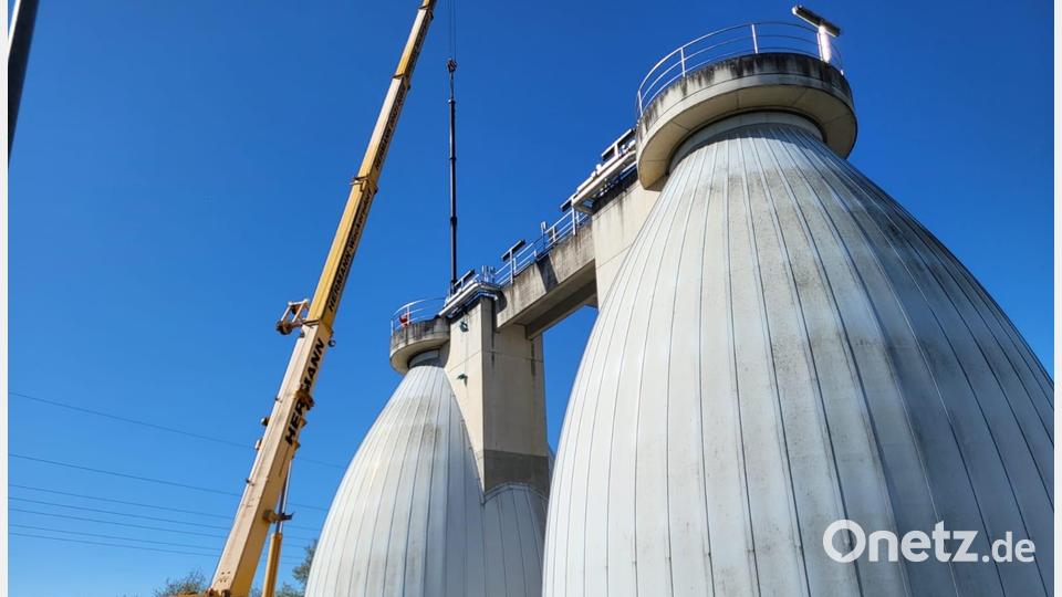 Ein Kran hob den Mischer aus dem Faulturm der Verbandskläranlage Schwandorf-Wackersdorf. Die Sanierung der beiden Türme wird sich bis Ende des nächsten Jahres hinziehen. Bild: Johann Fleischmann