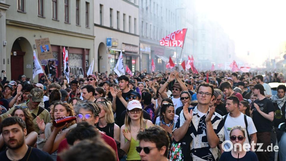 Die Polizei zieht ein gemischtes Fazit: Nach stundenlang friedlicher Demo kam es am Ende zu Flaschen- und Böllerwürfen auf Einsatzkräfte. Bild: Fabian Sommer/dpa