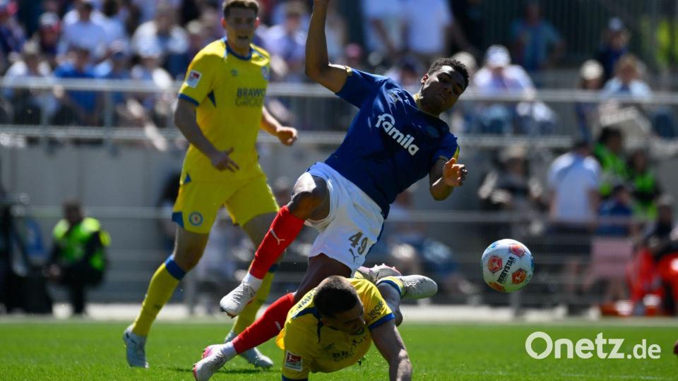 Ikem Ugoh von Holstein Kiel (M) wird von Braunschweigs Andi Hoti gestoppt. Bild: Gregor Fischer/dpa