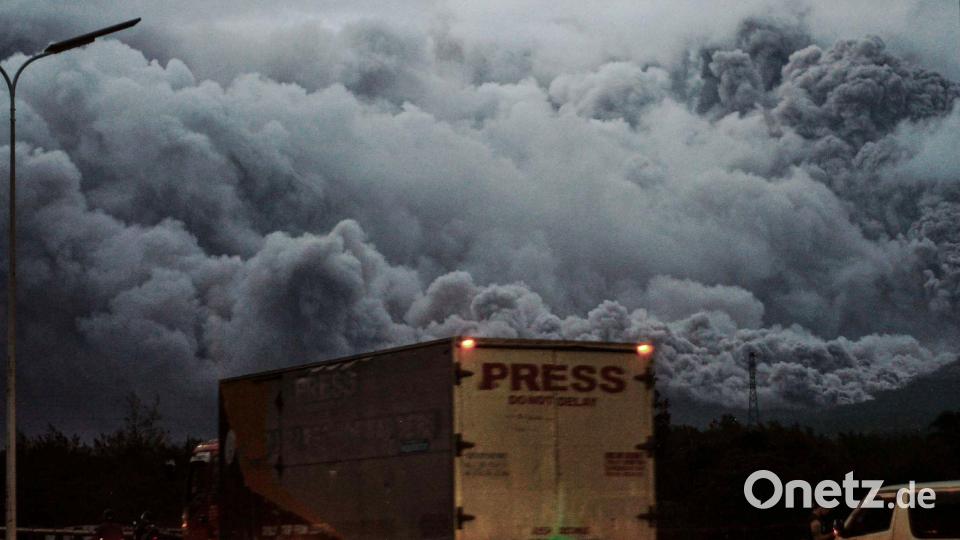 Aschewolke - Vulkan Mayon auf den Philippinen aktiv Bild: Nehemiah Manzanilla Sitiar/AP/dpa
