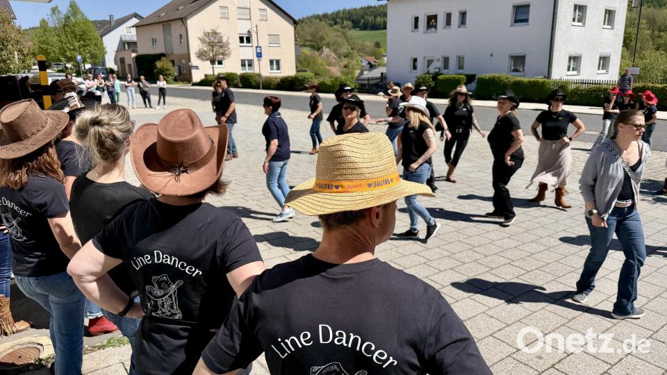 Line-Dance-Flashmob in Freudenberg. Am Dorfplatz kamen die Tänzerinnen und Tänzer zusammen. Bild: Ina Piehler