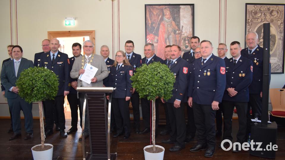 Die Ausrüstung der Feuerwehren waren immer ein persönliches Anliegen von Bürgermeister Richard Tischler. Die Feuerwehrführungskräfte des Landkreises und Vertreter der fünf Ortswehren würdigten diese Unterstützung mit der Verleihung der Ehrennadel in Silber des Kreisfeuerwehrverbandes. Bild: bnr