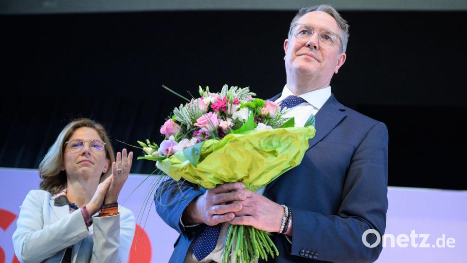 SPD-Parteichefin Bätzing-Lichtenthäler und Verhandlungsführer Alexander Schweitzer haben für den Koalitionsvertrag mit der CDU geworben. Bild: Hannes P. Albert/dpa