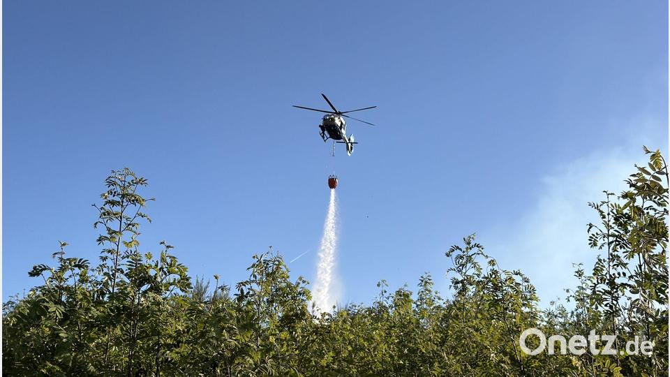 Beim Waldbrand bei Attendorn kam Hilfe aus der Luft. Bild: Berthold Stamm/dpa