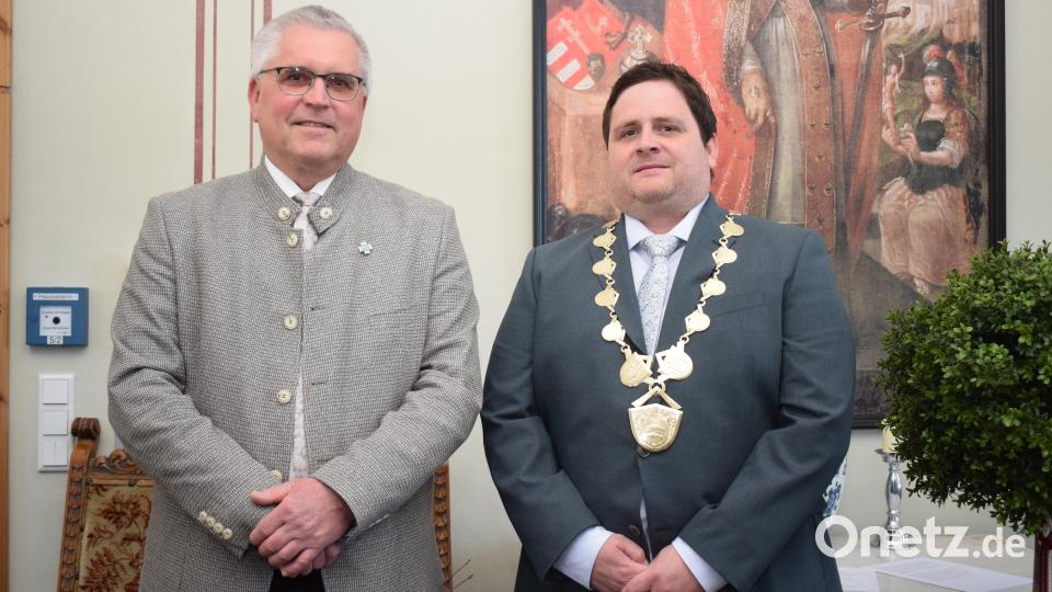 Nach zwölf Jahren als Bürgermeister der Stadt Pfreimd übergibt Bürgermeister Richard Tischler (links) sein Amt an seinen Nachfolger Florian Reger (rechts). Bild: bnr