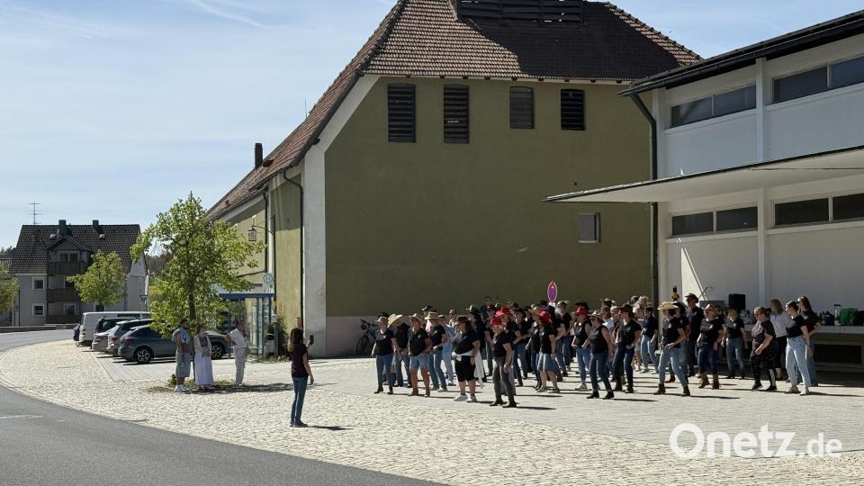 Vor der Brauerei Märkl führten die Line-Dancer ihre Tänze auf und jeder durfte mitmachen. Bild: Ina Piehler