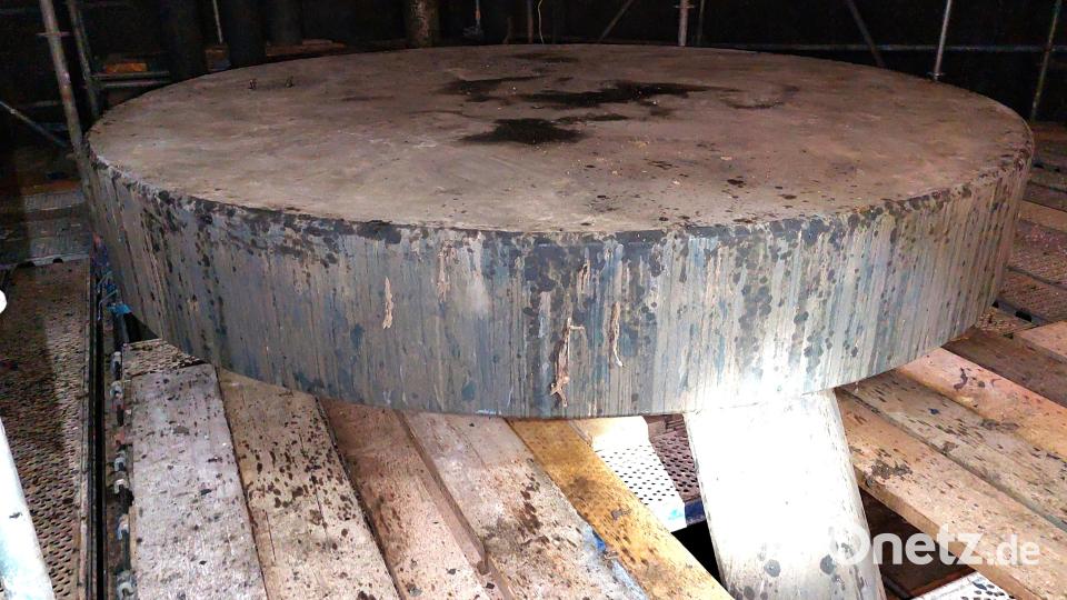 Das Bild zeigt den Mischertisch im Inneren des Klärturms. Darauf war der alte Mischer aufgesetzt. Die verschlissenen Teile werden nun ausgetauscht. Bild: Johann Fleischmann