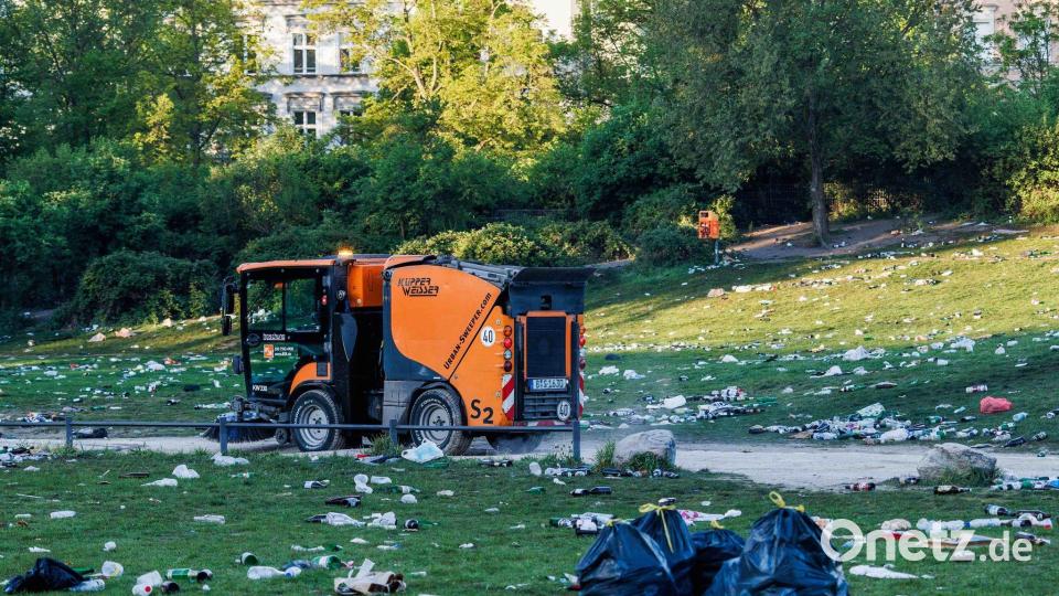 BSR-Kehrmaschine räumt nach 1. Mai im Görlitzer Park auf Bild: Carsten Koall/dpa