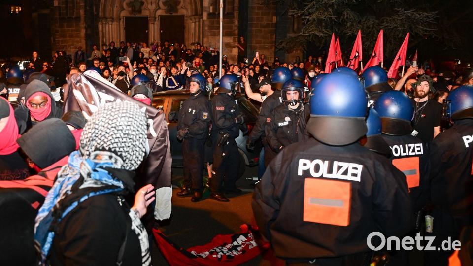 Die Gewerkschaft der Polizei spricht nach der Demonstration am Abend des 1. Mai in Berlin-Kreuzberg von einer gemischten Bilanz. Bild: Sebastian Christoph Gollnow/dpa
