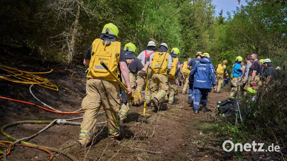 Bei Friesenhagen kämpften zeitweise mehr als 400 Kräfte gegen die Flammen. Bild: Sascha Ditscher/dpa