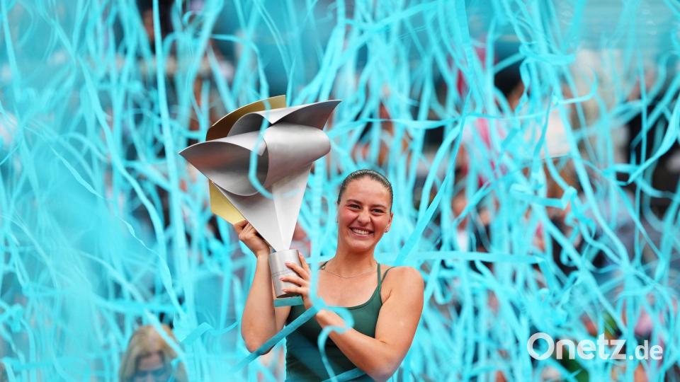 WTA-Sieg - Kostjuk mit Trophäe Bild: Manu Fernandez/AP/dpa