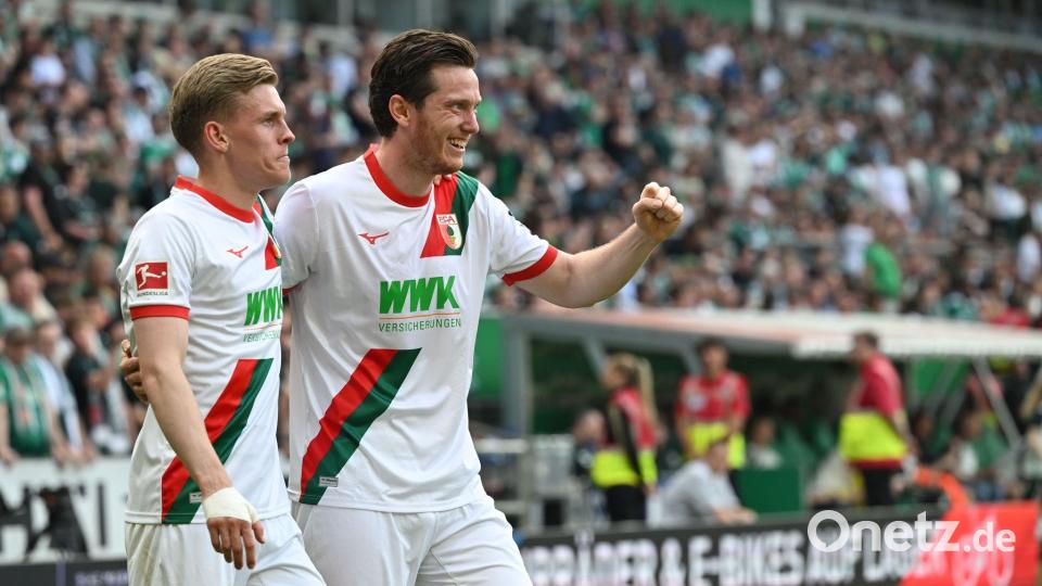 Der Torschütze und sein Vorbereiter: Augsburgs Anton Kade (l) mit seinem Sturmpartner Michael Gregoritsch. Bild: Carmen Jaspersen/dpa