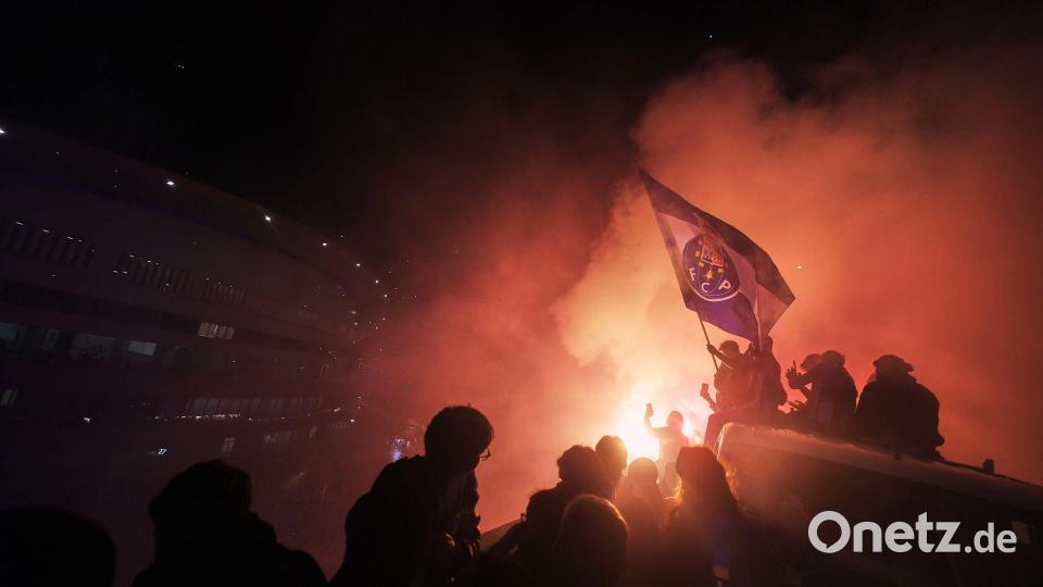 Die Porto-Fans feierten das 1:0 gegen Alverca vor dem Stadion. Bild: Miguel Angelo Pereira/AP/dpa