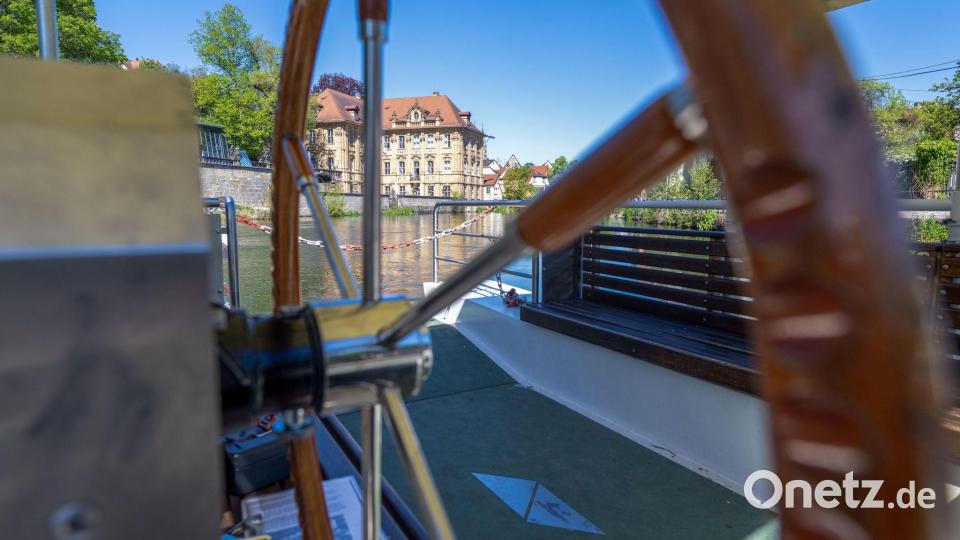 Die Fähre steuert am Künstlerhaus Villa Concordia vorbei Bild: Pia Bayer/dpa