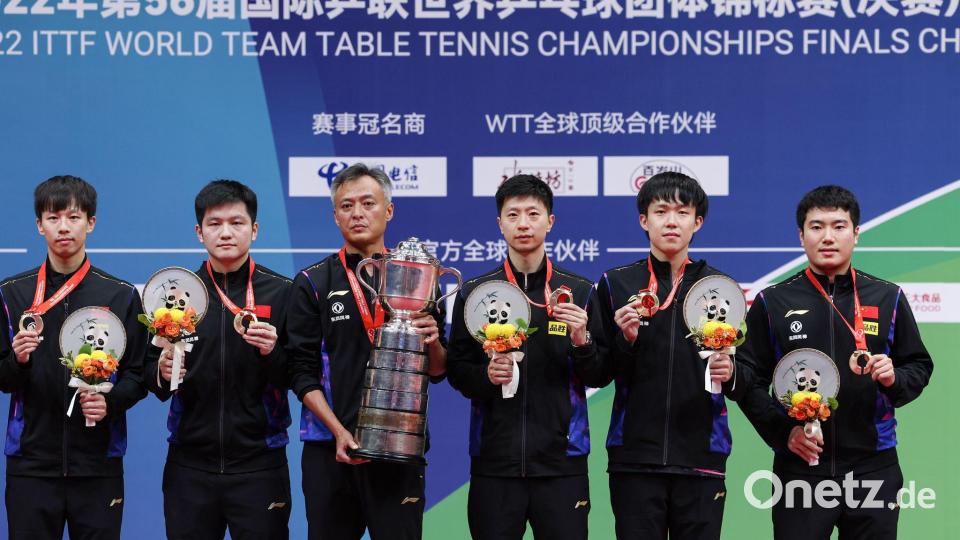 Nicht mehr aktiv: Chinas große Tischtennis-Generation mit den Olympiasiegern Fan Zhendong (2.v.l.) und Ma Long (4.v.l.). Das Foto entstand nach dem Sieg bei der Team-WM 2022 in Chengdu im Finale gegen Deutschland. Bild: Jiang Hongjing/XinHua/dpa