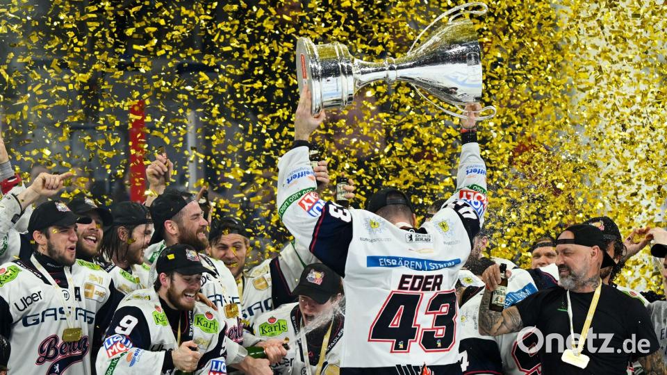 Der Berliner Andreas Eder jubelt mit der Trophäe. Bild: Florian Wiegand/dpa