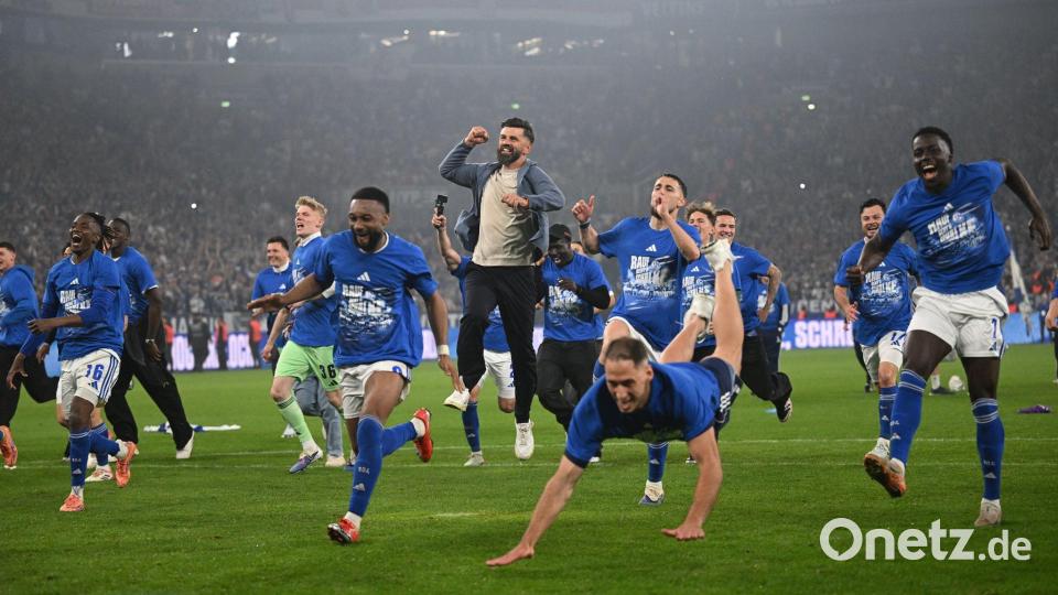 Die Spieler von Schalke jubeln über den Aufstieg in die Bundesliga. Bild: Bernd Thissen/dpa