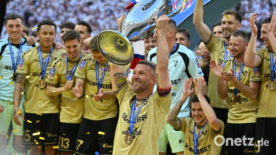 Inmitten des Jubels von Gornik Zabrze: Ex-Nationalspieler Lukas Podolski. Bild: Piotr Nowak/PAP/dpa