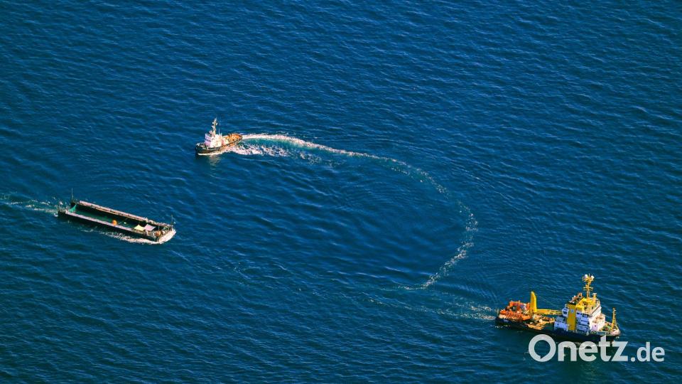 Zum Konvoi zählten zwei große Schiffe: Das Mehrzweckschiff "Fortuna B" (rechts) und der Schlepper "Robin Hood" (oben) sowie der Lastkahn, auch Barge genannt (links). Bild: Christoph Reichwein/dpa