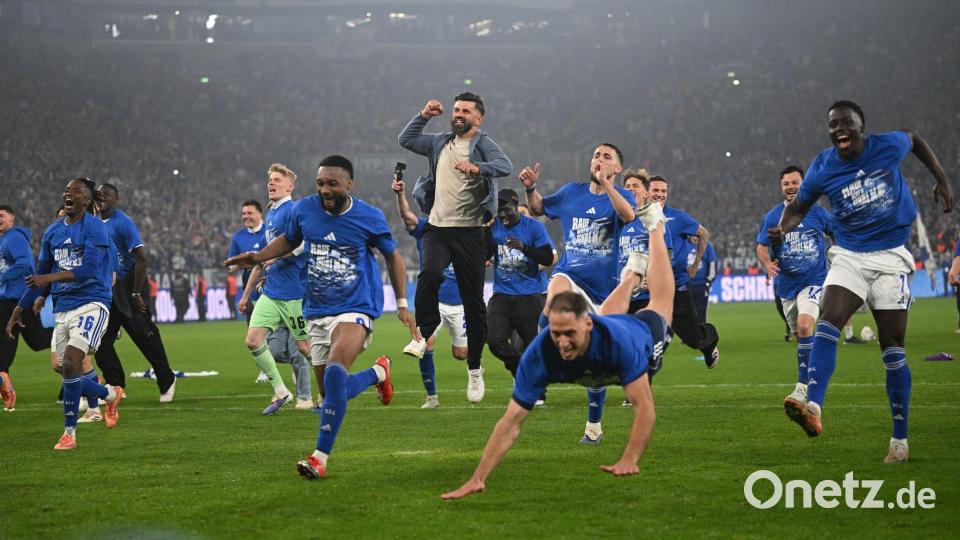 Grenzenloser Jubel nach dem Schlusspfiff: Schalke 04 ist wieder erstklassig. Bild: Bernd Thissen/dpa