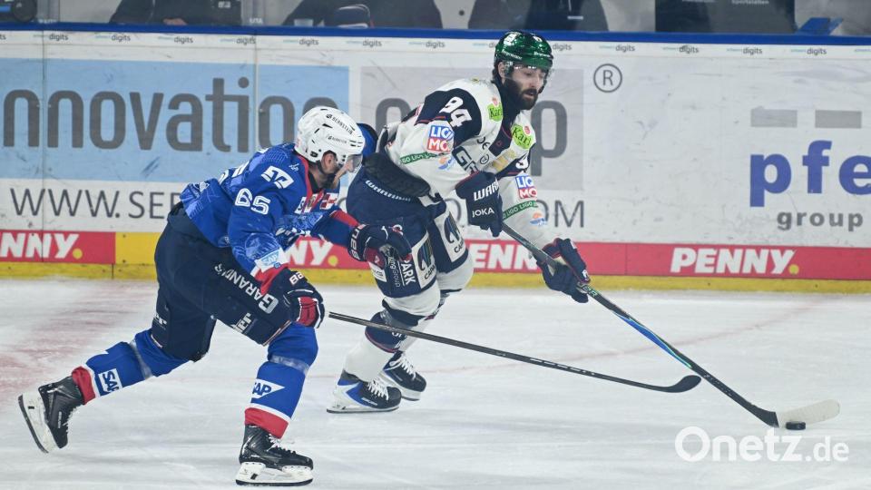 Einen Schritt voraus: Berlins Liam Kirk im Laufduell mit Marc Michaelis von den Adlern. Bild: Florian Wiegand/dpa