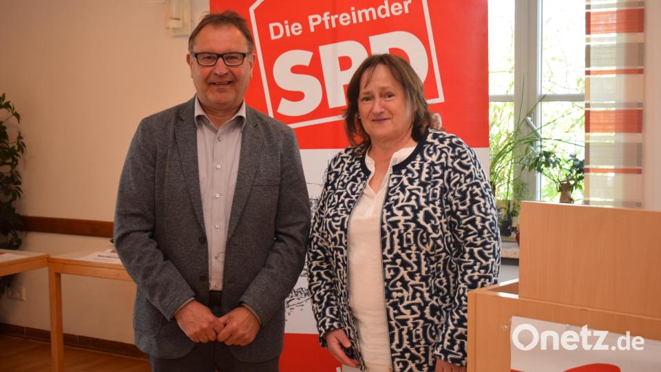 SPD-Ortsvorsitzender Norbert Auer dankte der ehemaligen Bundestagsabgeordneten Marianne Schieder für ihren aussagekräftigen Vortrag zur Reformpolitik der Bundesregierung. Bild: bnr