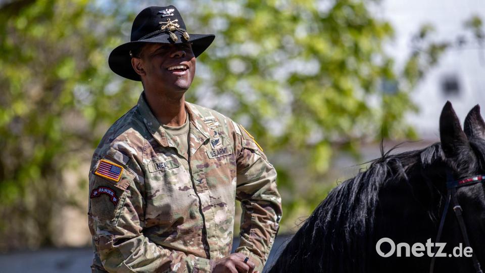US-Oberst Donald Neal Jr. macht auf seinem Pferd bei der Parade in Bělá nad Radbuzou eine gute Figur. Auch den Kommandeur der "2nd Cavalry Division" würde der Abzug aus Vilseck treffen. Bild: Sgt. Devin Klecan