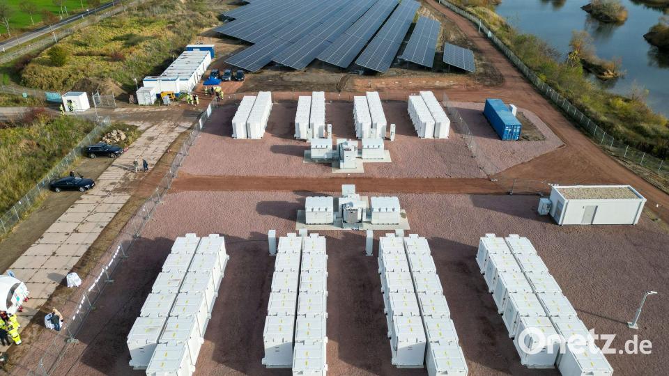 Batteriespeicher und Solaranlagen ergänzen sich zwar, entwickeln sich aktuell aber in unterschiedliche Richtungen. (Archivbild) Bild: Jan Woitas/dpa