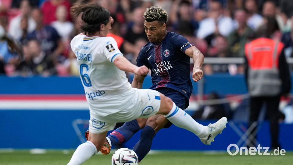 Désiré Doué (r) musste mit PSG mit einem 2:2 gegen Lorient zufrieden sein. Bild: Christophe Ena/AP/dpa