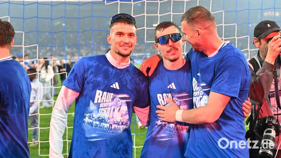 Felipe Sánchez (l, ), Ron Schallenberg (M) und Stürmer-Star Edin Dzeko jubeln über den Aufstieg. Bild: Bernd Thissen/dpa