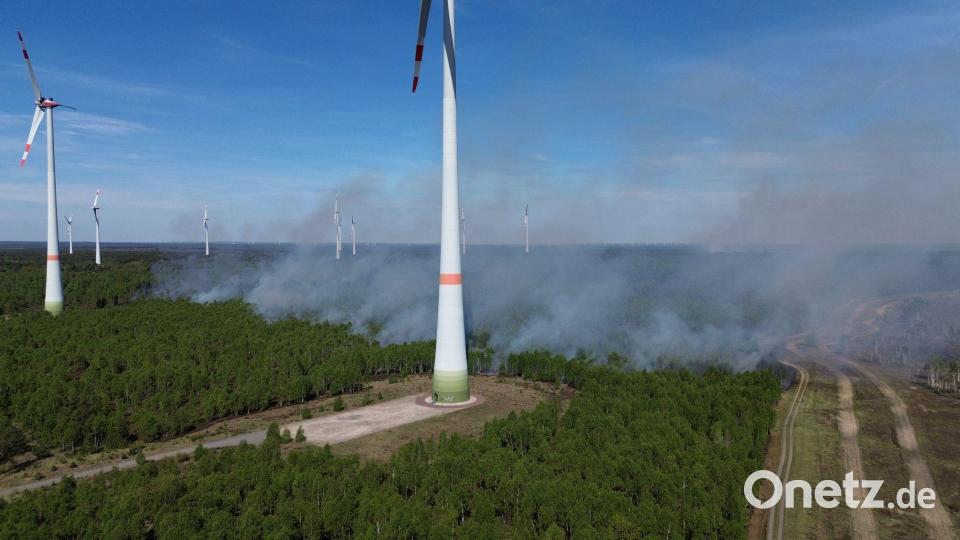 Waldbrand bei Jüterbog: Rauch über ehemaligem Truppenübungsplatz Bild: Manuel Genolet/dpa