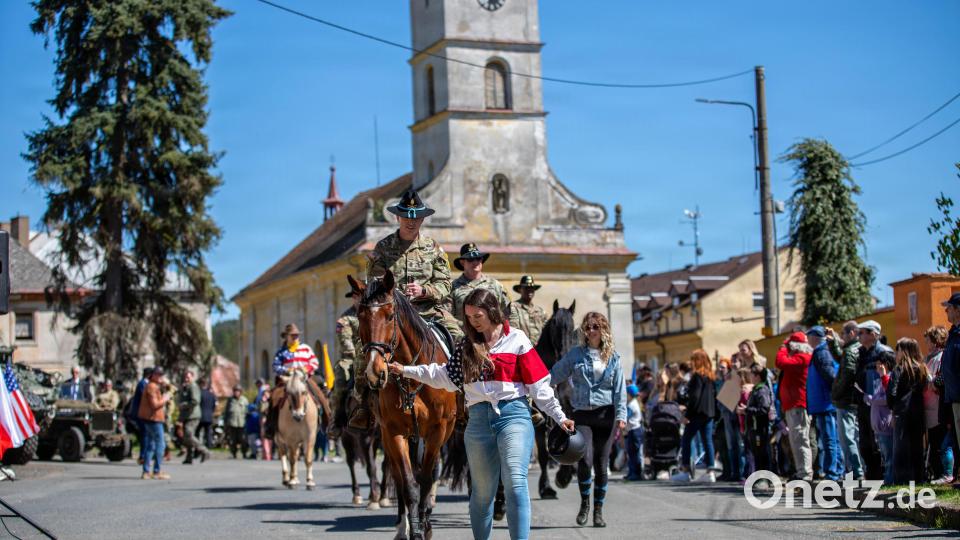 Hoch zu Ross erinnern die US-Soldaten an die "Operatin Cowboy" vor 81Jahren. Ob sie im kommenden Jahr an der Parade durch Bělá nad Radbuzou teilnehmen können, steht in den Sternen. Bild: Sgt. Devin Klecan