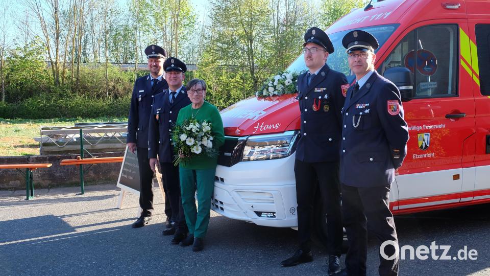 Als Zeichen der Wertschätzung für den Namensgeber Hans Eggmeier, überreichten Kommandant Michael Roith (links) und sein Stellvertreter Thomas Feige (rechts) einen Blumenstrauß an die Witwe Lina Eggmeier. Ihr Sohn Michael und der Enkel Patrick sind ebenfalls in der Feuerwehr in leitenden Positionen vertreten. Bild: wlr