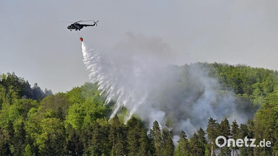 Waldbrand im Nationalpark Böhmische Schweiz: Löschhubschrauber sind im Einsatz Bild: Hájek Ondøej/CTK/dpa