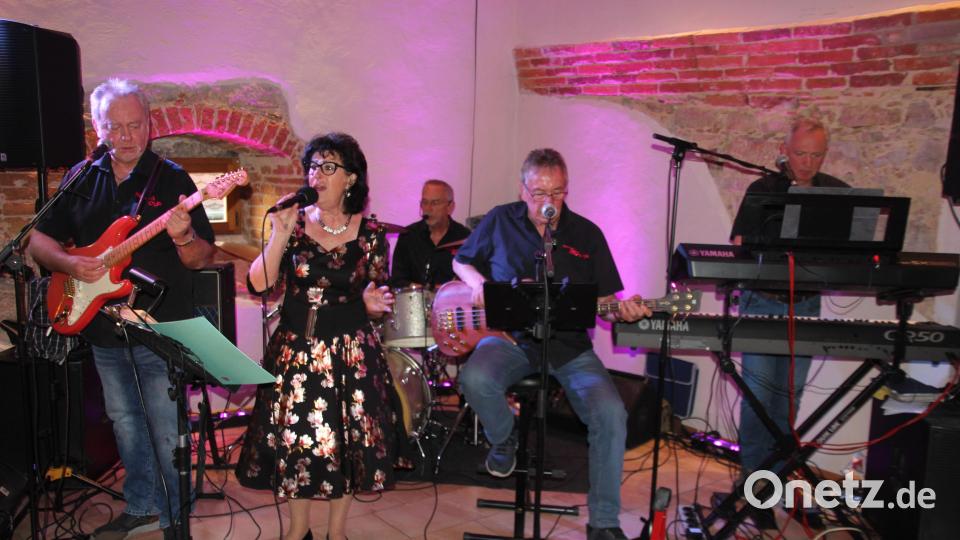 Die Band "Hula Hoop" verstand es, mit ´Musik aus den fünfziger und sechziger Jahren zu begeistern. Bild: Konrad Rosner