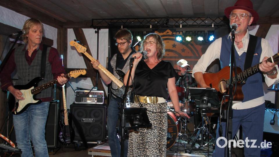 Die Band "Vintage Pie" verstand es, mit ihrer rockigen Musik die Leute zu begeistern. Bild: Konrad Rosner