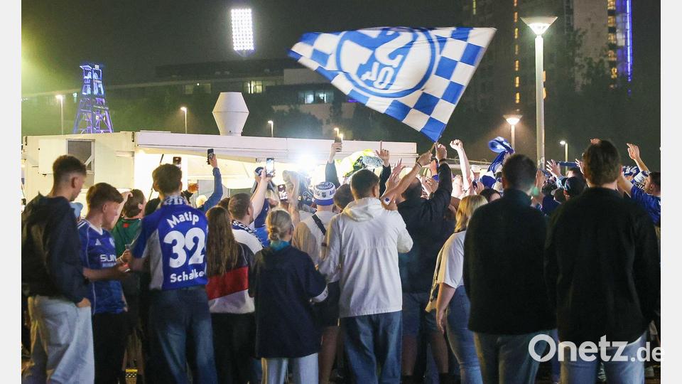Bis tief in die Nacht feierten die Schalker Anhänger und legten zeitweise den Verkehr lahm. Bild: Matthi Rosenkranz/dpa