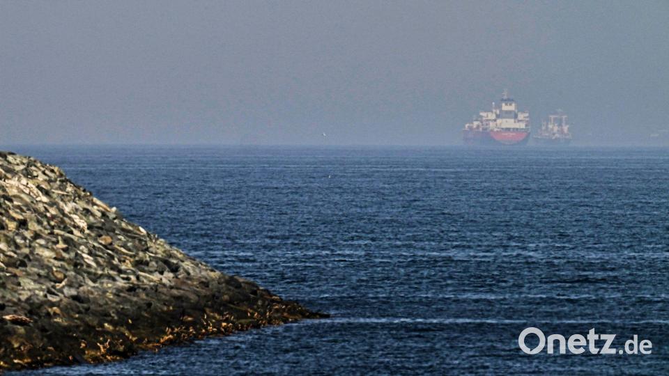 Die für die internationale Schifffahrt so wichtige Meerenge ist weiter blockiert. Bild: Fatima Shbair/AP/dpa