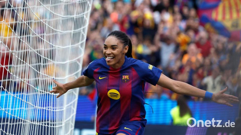 Salma Paralluelo jubelt früh für Barcelona gegen den FC Bayern. Bild: Joan Monfort/AP/dpa