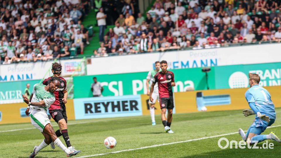Noel Futkeu (l) reagiert am schnellsten und staubt ab zum Fürther 1:0. Bild: Daniel Löb/dpa