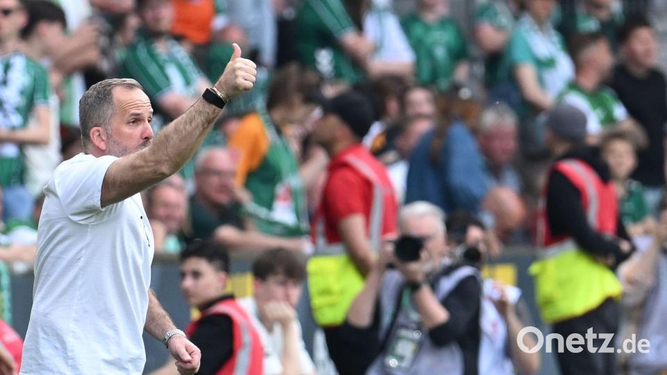 Daumen hoch für eine starke Saison des FC Augsburg: Trainer Manuel Baum. Bild: Carmen Jaspersen/dpa