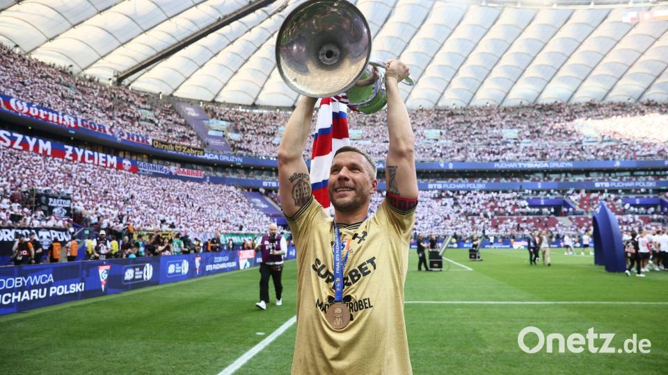 Riesenfreude bei Pokalsieger Lukas Podolski. Bild: Leszek Szymanski/PAP/dpa