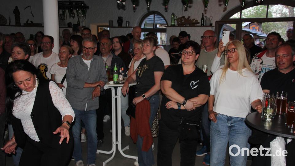 Es war eine tolle Kulisse im "Rechersimer", alle lauschten gebannt der Band. Manche tanzten auch. Bild: Konrad Rosner